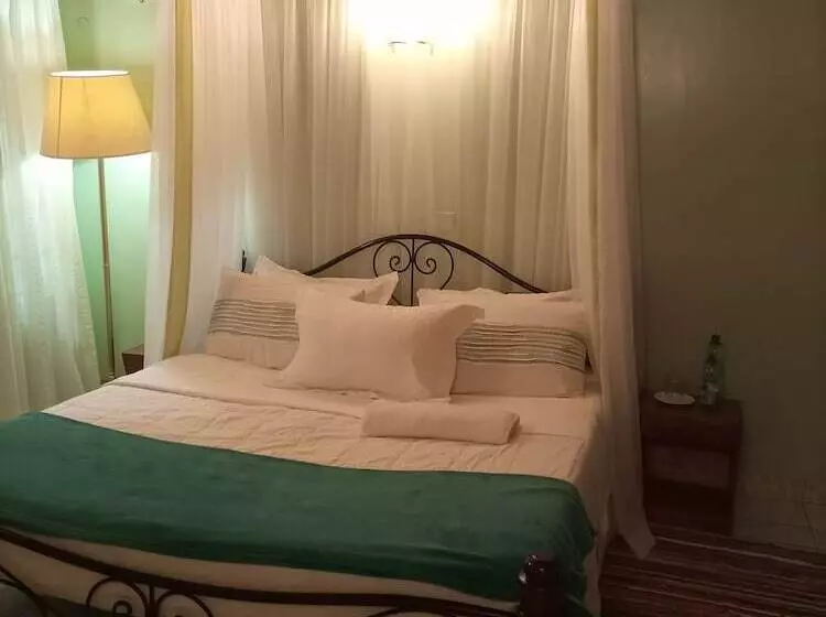 هتل Palm Airport Suites