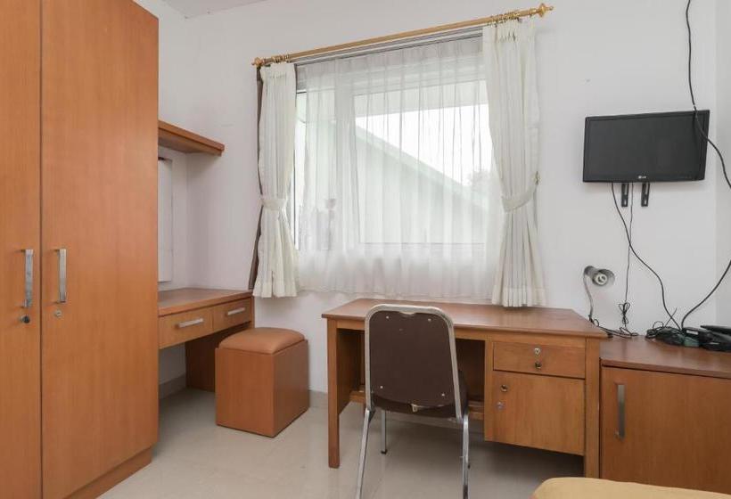 בית מלון כפרי Koolkost Syariah Near Pejaten Village 2