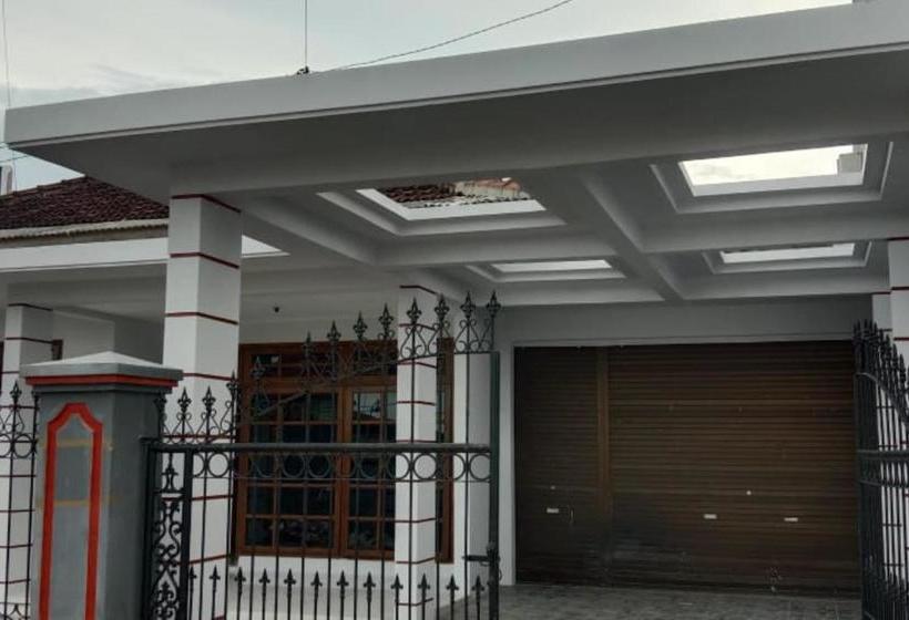 בית מלון כפרי Oyo 90344 Wijayanti