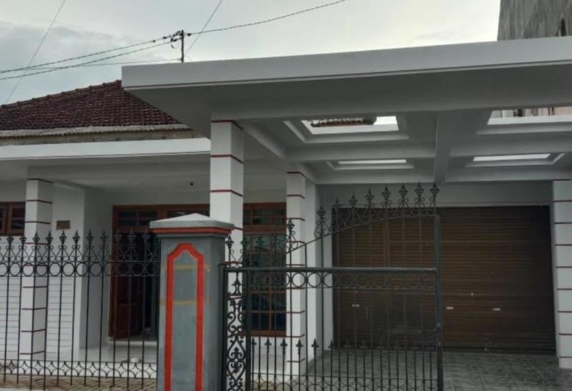 בית מלון כפרי Oyo 90344 Wijayanti