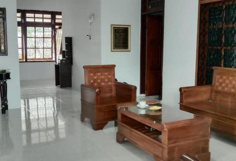 בית מלון כפרי Oyo 90344 Wijayanti