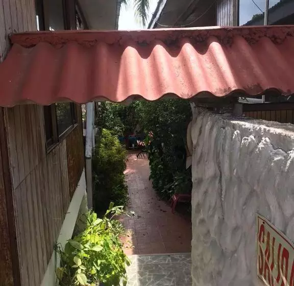 پانسیون Villa Acacias Tree