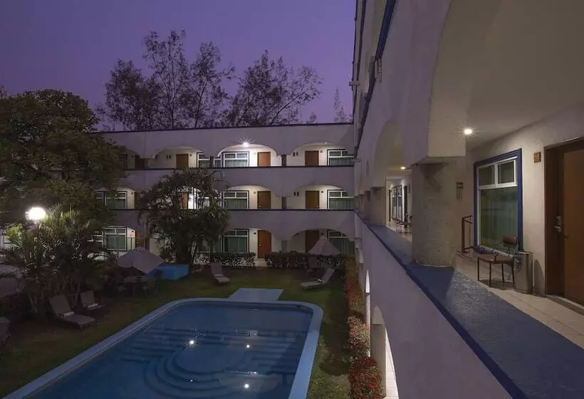 هتل Arcos Aeropuerto