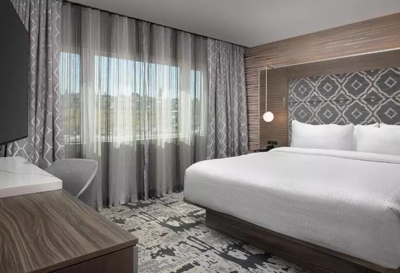 Silver Cloud Hotel Tacoma At Point Ruston Waterfront