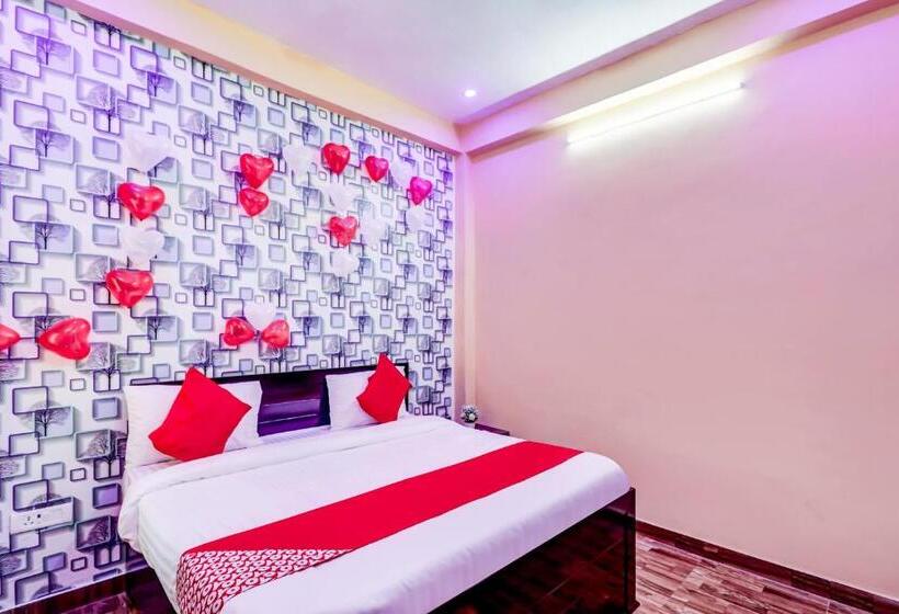 בית מלון כפרי Oyo 77242 R K Residency Sgpgi