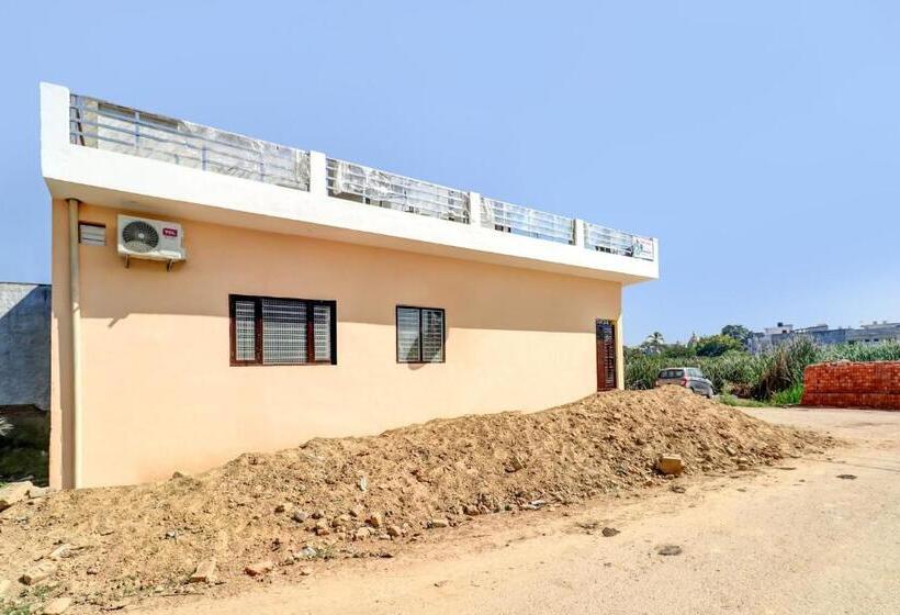 בית מלון כפרי Oyo 77242 R K Residency Sgpgi