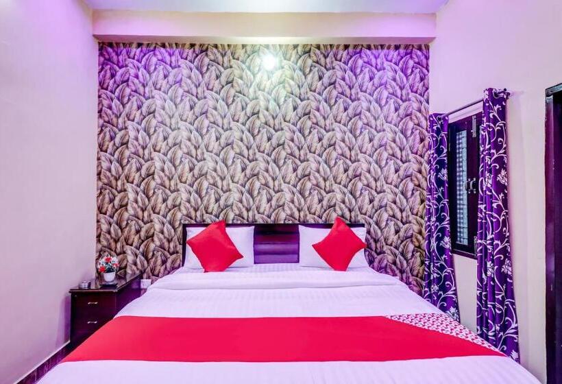 בית מלון כפרי Oyo 77242 R K Residency Sgpgi