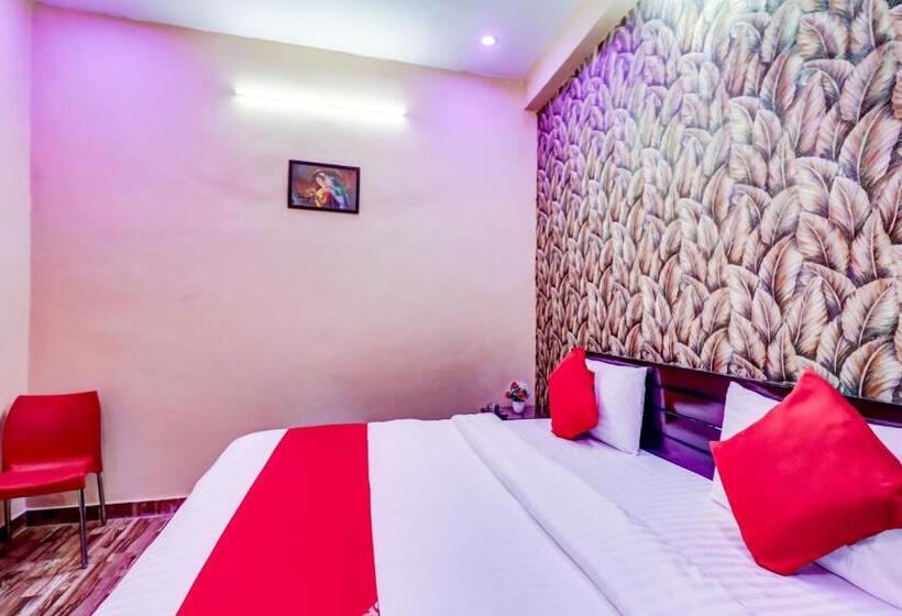בית מלון כפרי Oyo 77242 R K Residency Sgpgi