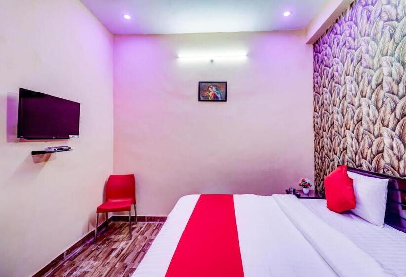 בית מלון כפרי Oyo 77242 R K Residency Sgpgi