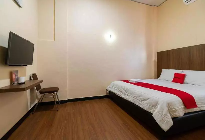 ホテル Reddoorz Plus Near Ramayana Pematangsiantar
