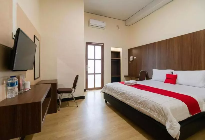 ホテル Reddoorz Plus Near Ramayana Pematangsiantar