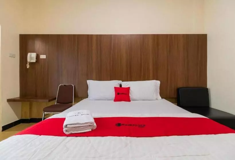 ホテル Reddoorz Plus Near Ramayana Pematangsiantar