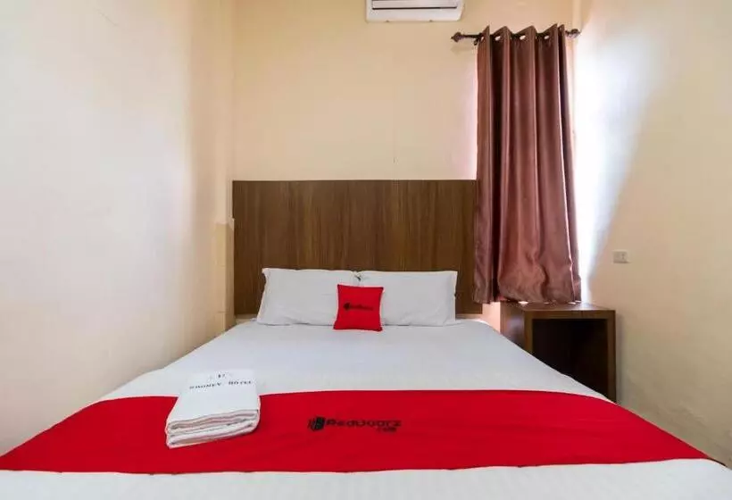 ホテル Reddoorz Plus Near Ramayana Pematangsiantar