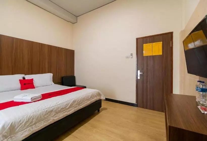 ホテル Reddoorz Plus Near Ramayana Pematangsiantar