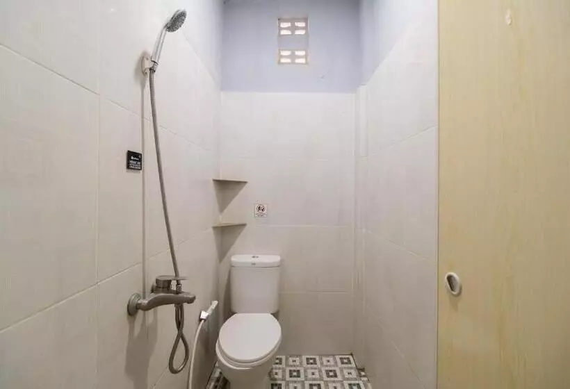 ホテル Reddoorz Plus Near Ramayana Pematangsiantar