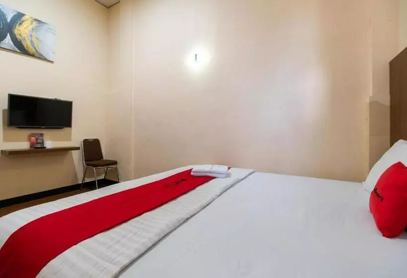 ホテル Reddoorz Plus Near Ramayana Pematangsiantar