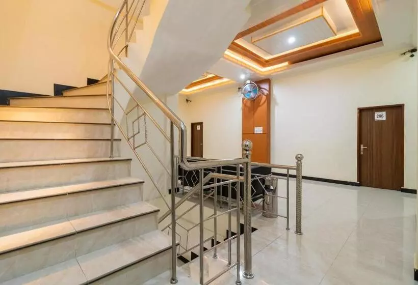 ホテル Reddoorz Plus Near Ramayana Pematangsiantar