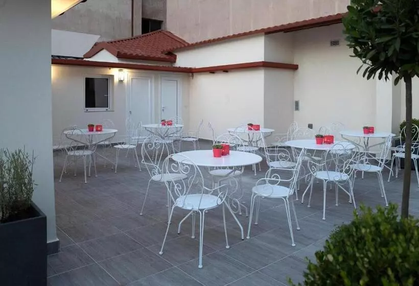 בית מלון כפרי Athens Market Portrait