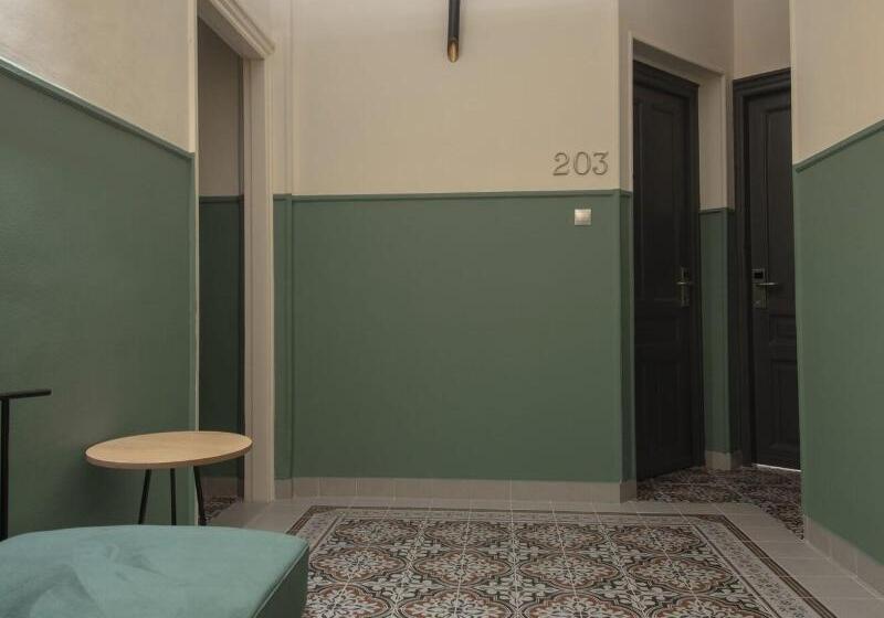 בית מלון כפרי Athens Market Portrait