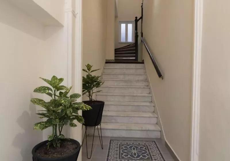 בית מלון כפרי Athens Market Portrait