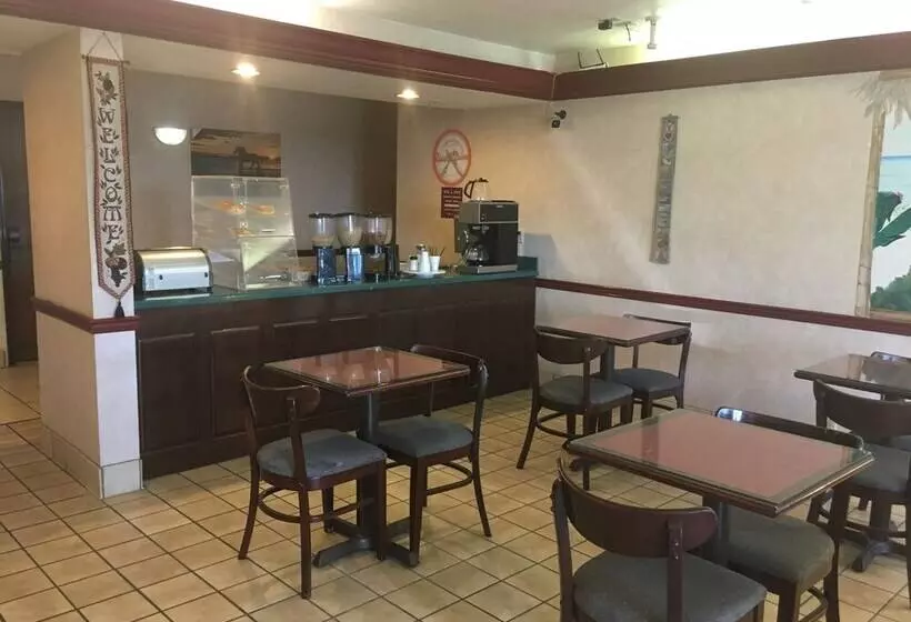 Отель Derby Inn & Suites