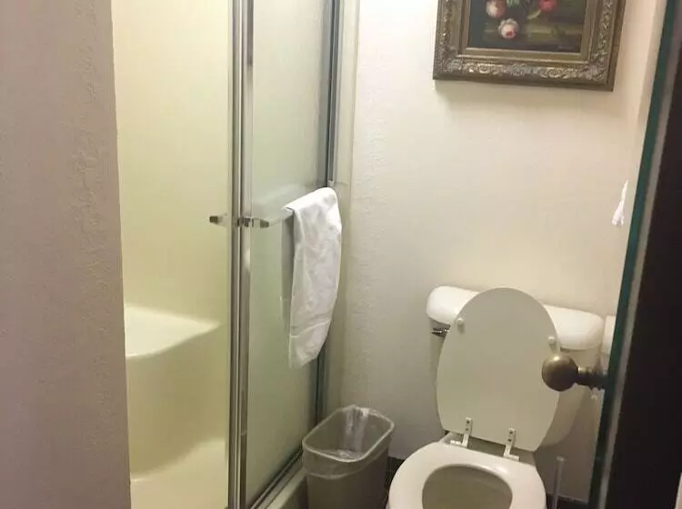 Отель Derby Inn & Suites