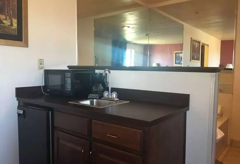 Отель Derby Inn & Suites