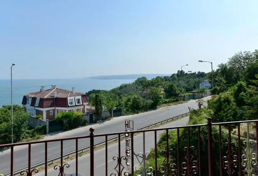 בית מלון כפרי Ellinis