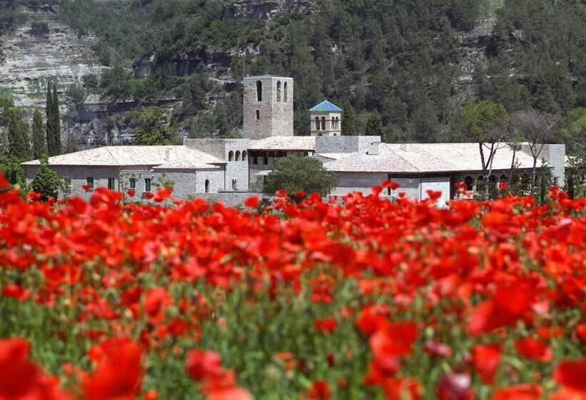 Отель Món Sant Benet