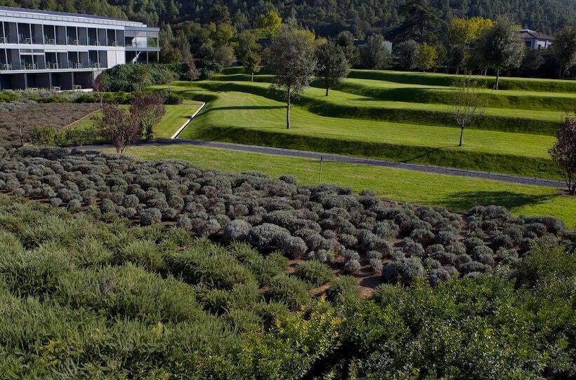 Отель Món Sant Benet