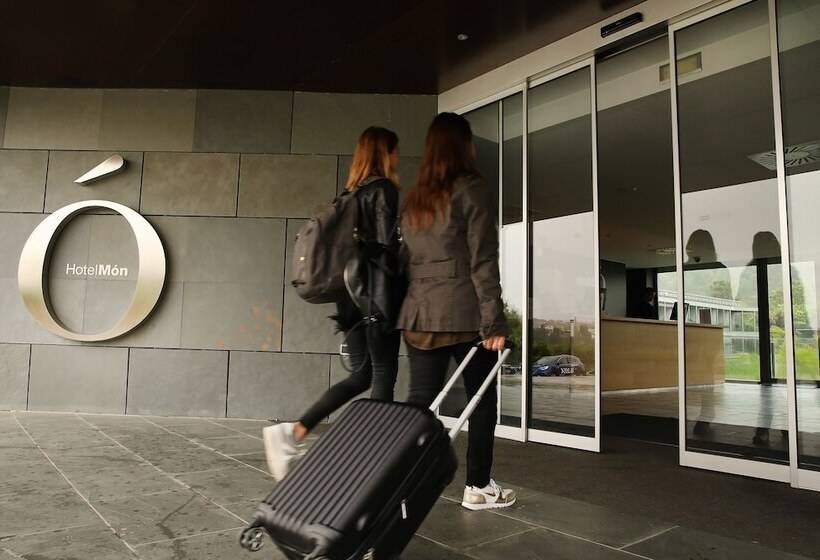 Отель Món Sant Benet