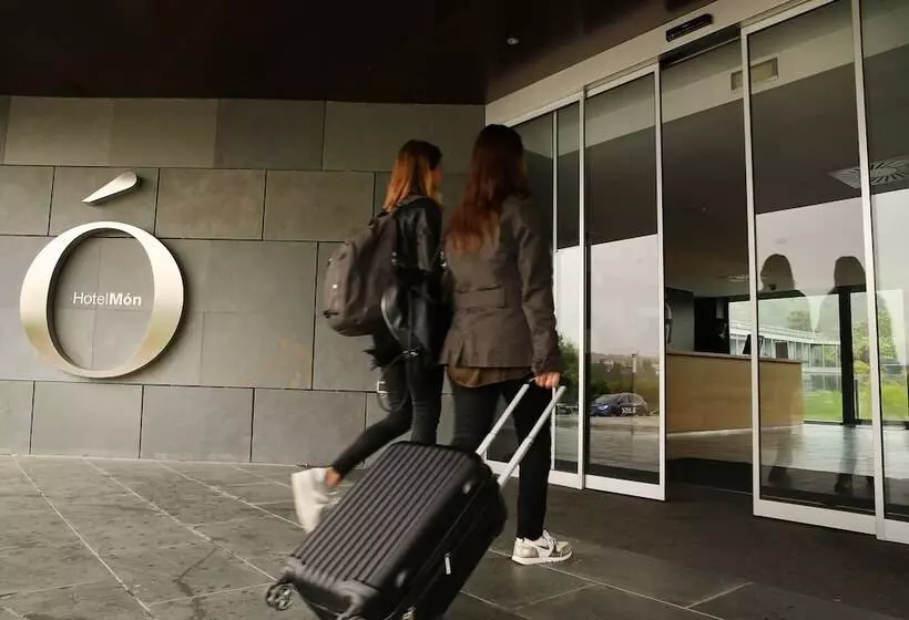 ホテル Món Sant Benet