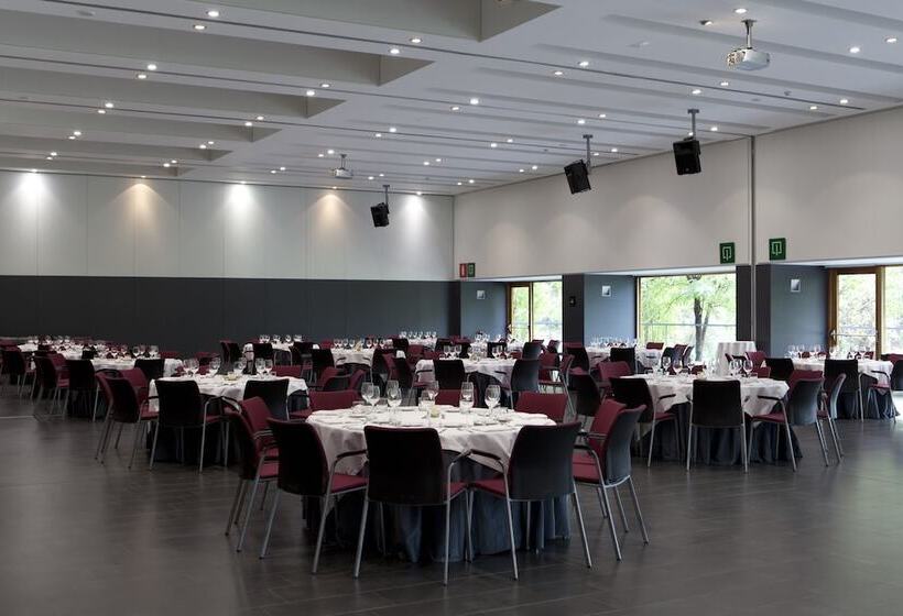 Отель Món Sant Benet