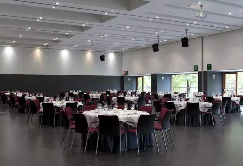 ホテル Món Sant Benet