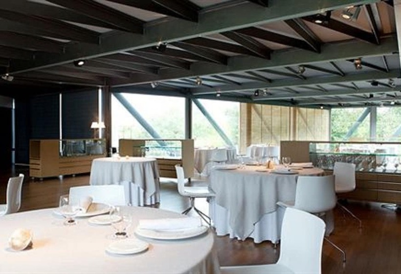 Отель Món Sant Benet