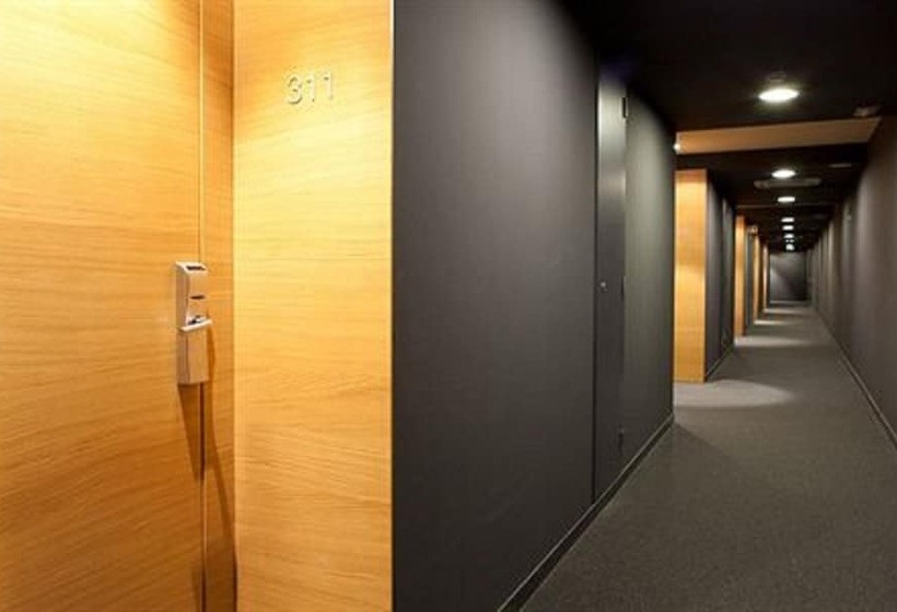 Отель Món Sant Benet