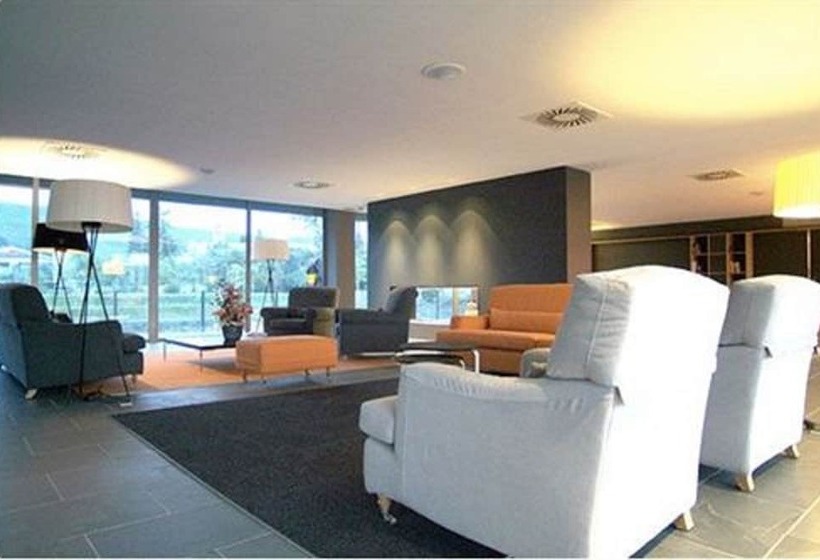 Отель Món Sant Benet