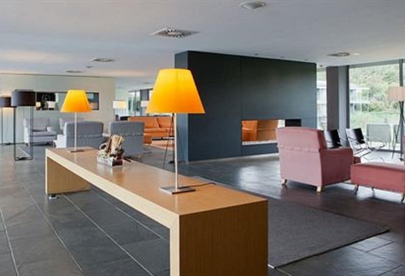 Отель Món Sant Benet