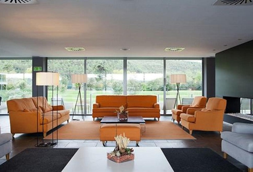 Отель Món Sant Benet