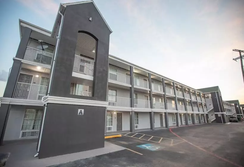 The Crossroads Hotel And Suites Irving