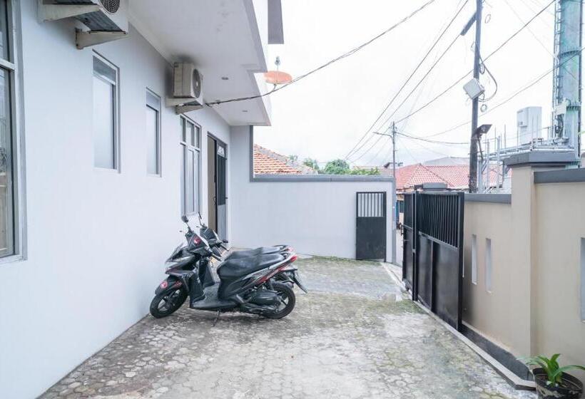 בית מלון כפרי Koolkost Syariah Near Universitas Moestopo Bintaro