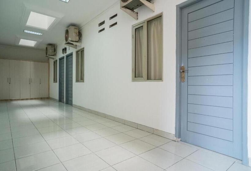 בית מלון כפרי Koolkost Syariah Near Universitas Moestopo Bintaro