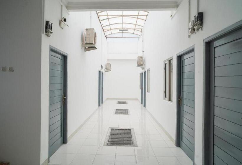 בית מלון כפרי Koolkost Syariah Near Universitas Moestopo Bintaro