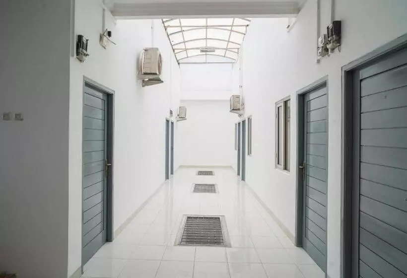 Hotelli Koolkost Syariah Near Universitas Moestopo Bintaro