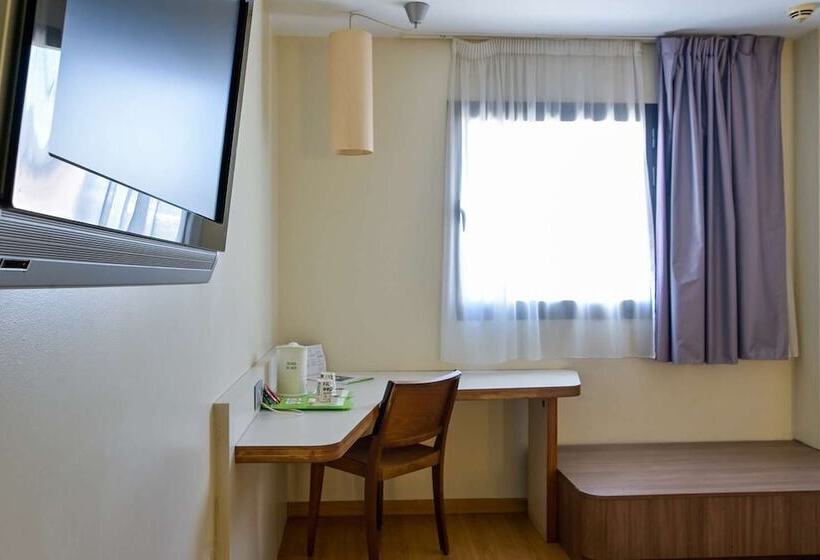 هتل Travelodge Málaga Airport