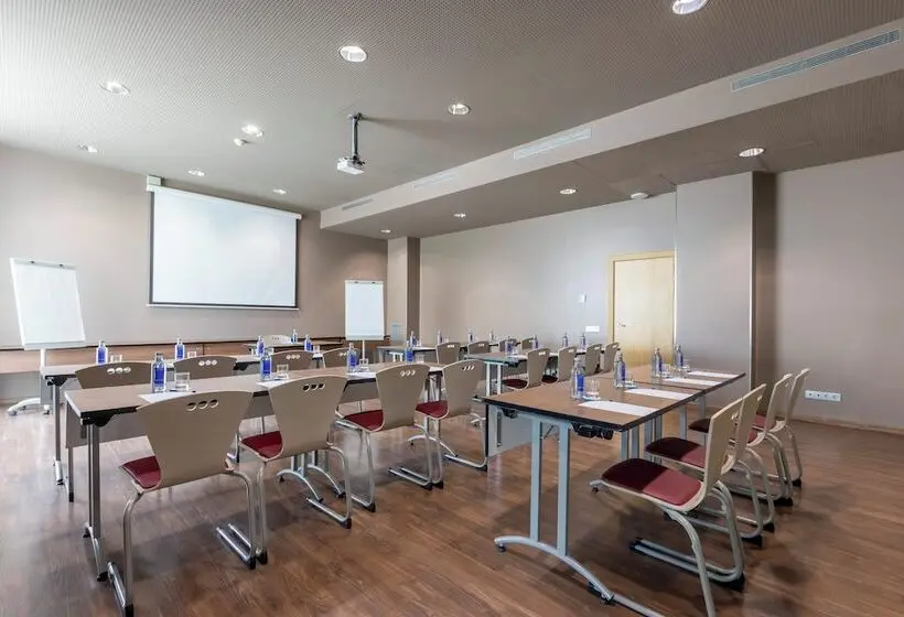 هتل Travelodge Málaga Airport