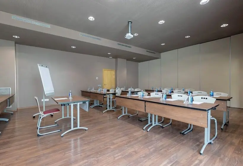 هتل Travelodge Málaga Airport