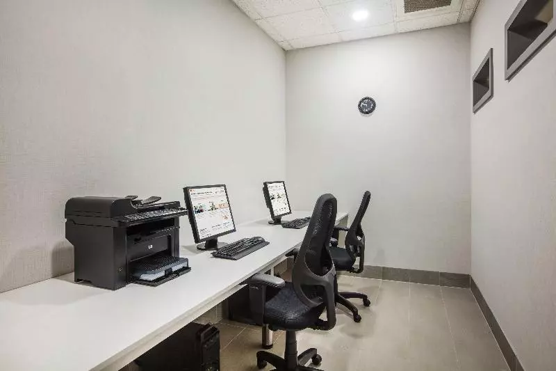 Отель Holiday Inn & Suites Grande Prairie, An Ihg