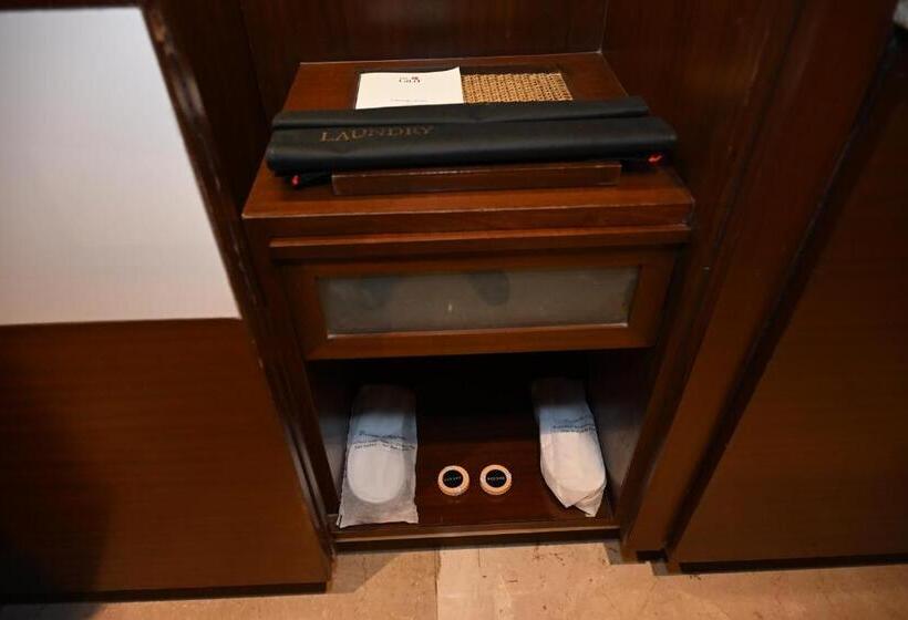 Отель The Lalit New Delhi