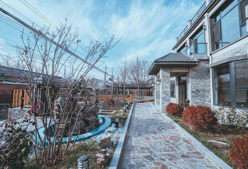 Отель Hidden In The World Crabapple 3 Courtyard